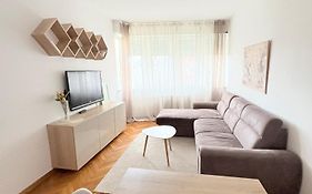 Franko'S Cozy Apartment With Garage
